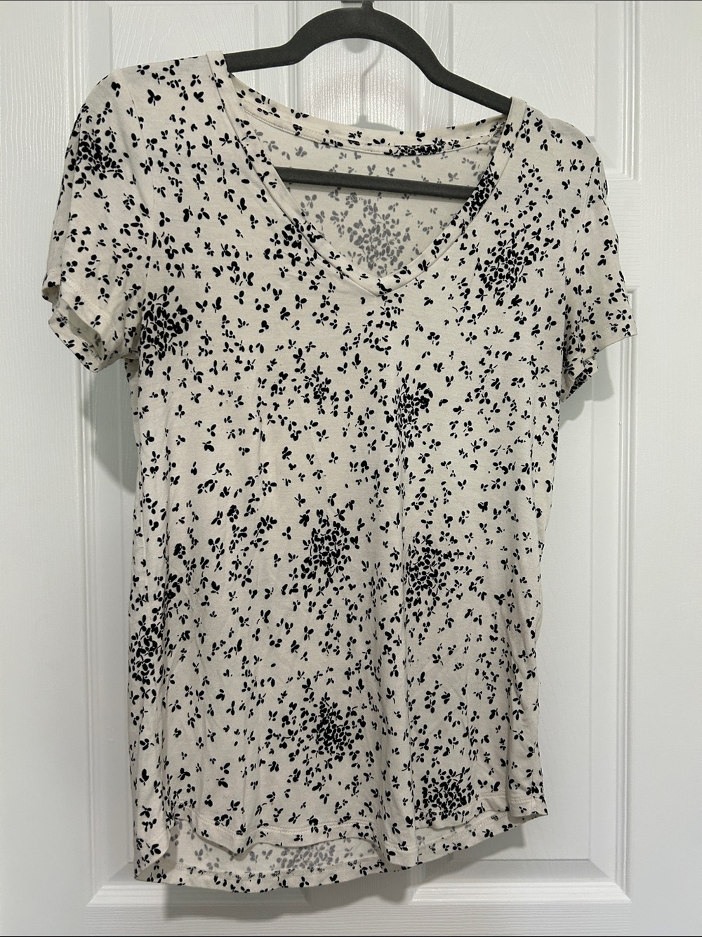 Reitmans Cream V-Neck Short Sleeve Top with Black Floral Print